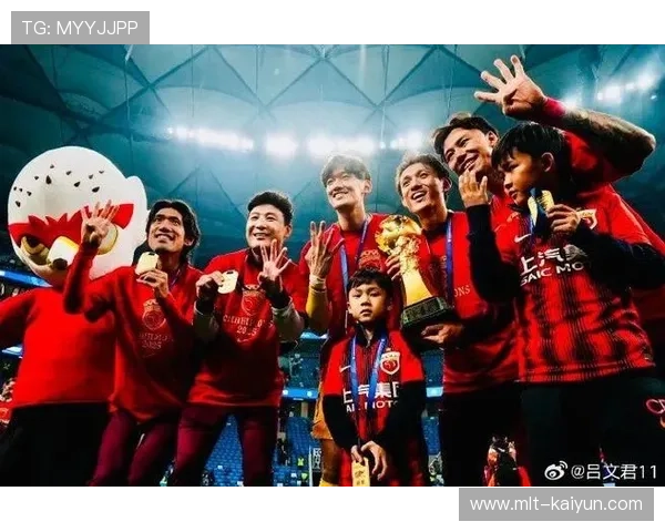 颁奖仪式上的海港将士:三连冠背后的汗水与笑容 颁奖仪式上的海港将士:三连冠背后的汗水与笑容