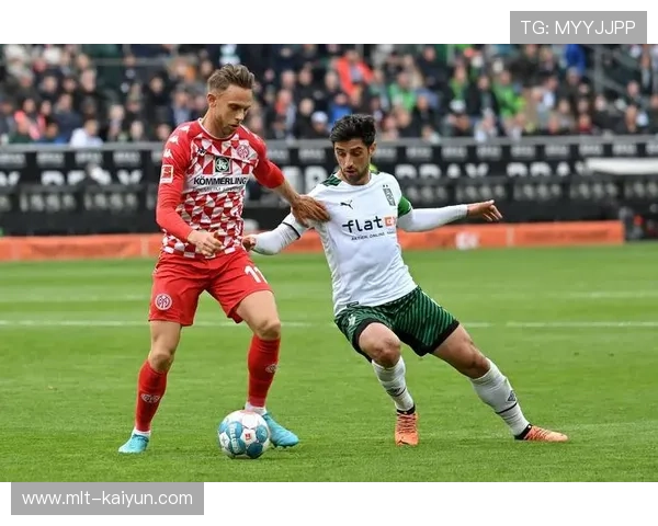 美因茨对阵门兴,保级大战半场战况胶着 美因茨对阵门兴,保级大战半场战况胶着