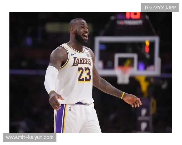 詹姆斯场边指导年轻球员，领袖作用获队友盛赞