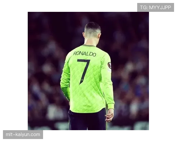 巴黎圣日耳曼与卢浮宫博物馆联名推出限量球衣，融合艺术与足球设计